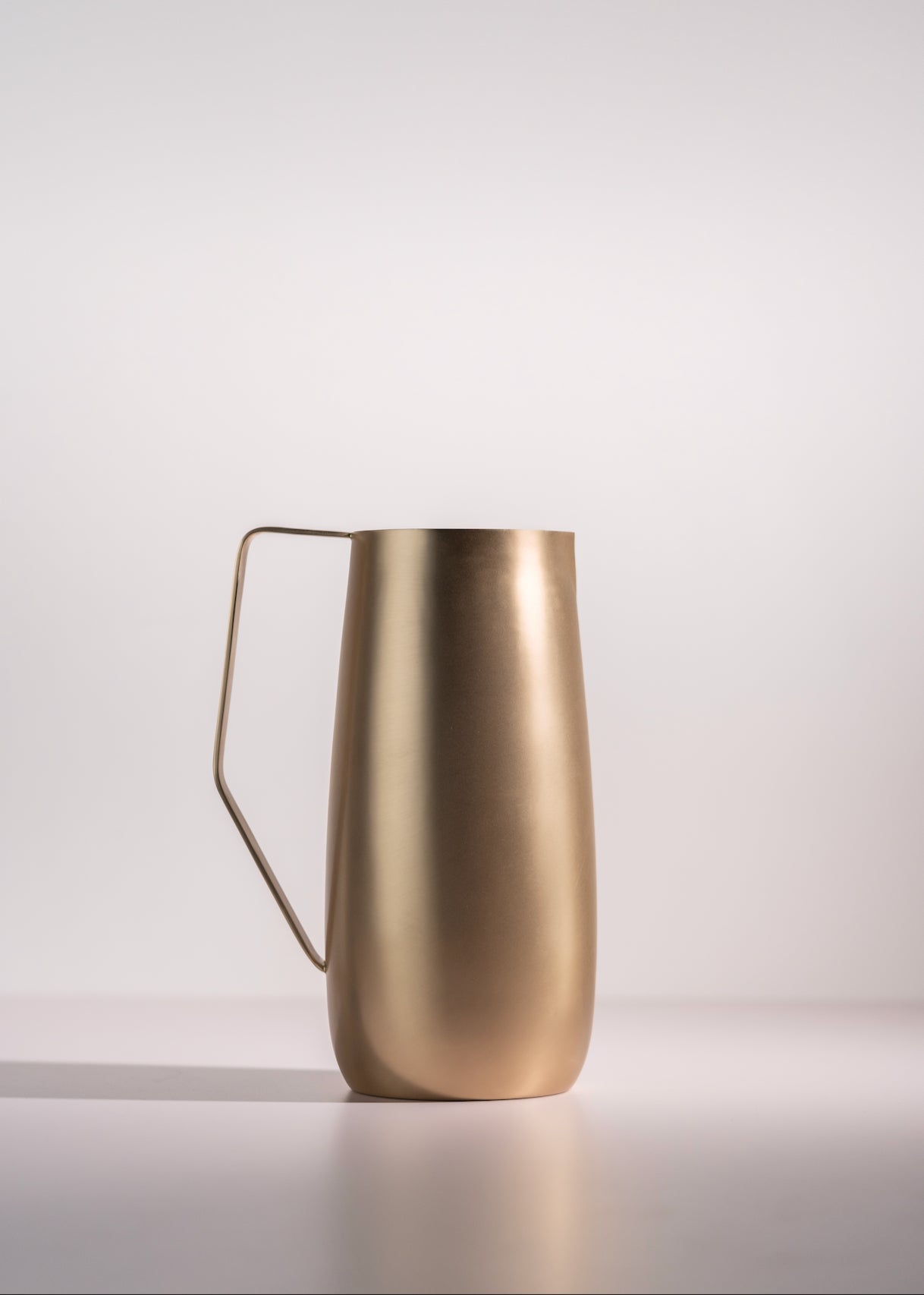 Artisan Brass Pitcher DC-Powered by People dÉsirer