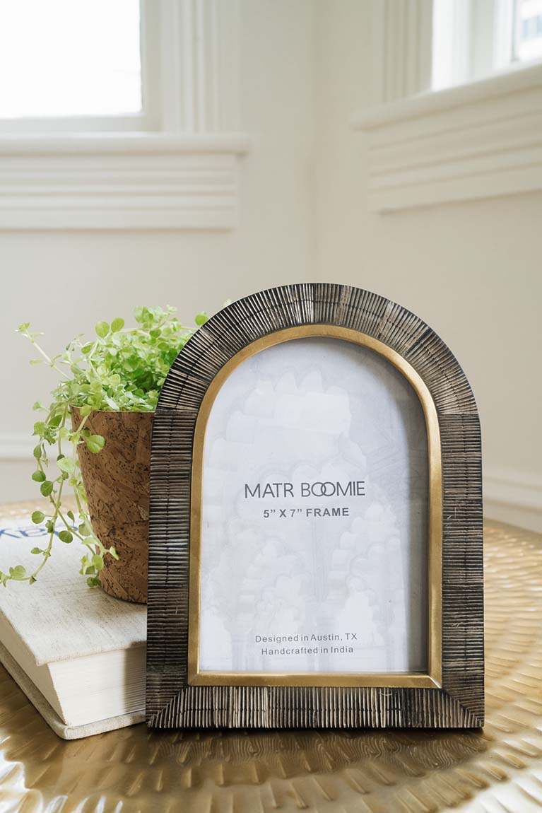 Kerala 5x7 Arch Picture Frame - Carved Horn, Brass Inlay DC-Powered by People dÉsirer