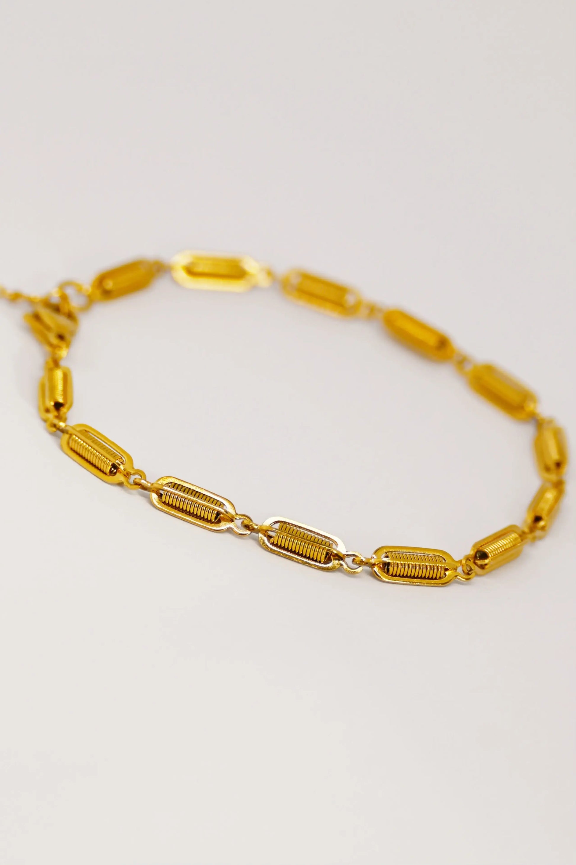 Elongated, oval gold bracelet links dÉsirer dÉsirer