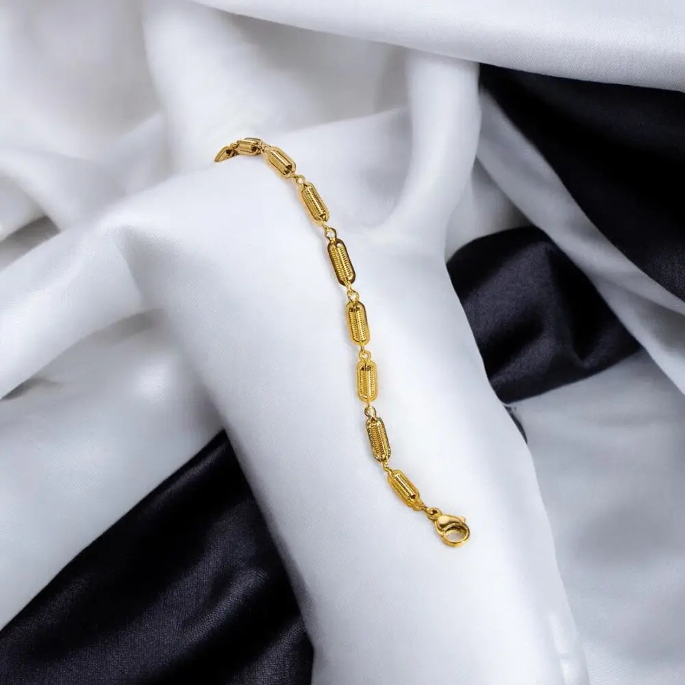 Elongated, oval gold bracelet links dÉsirer dÉsirer